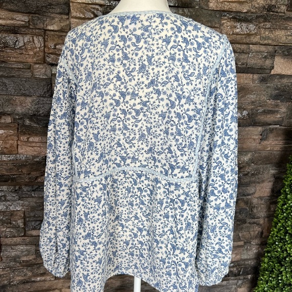Old Navy Floral Blue and White Blouse - Picture 2 of 13